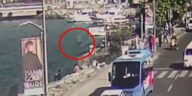 Kahraman polis denize atlayan genci kurtardı