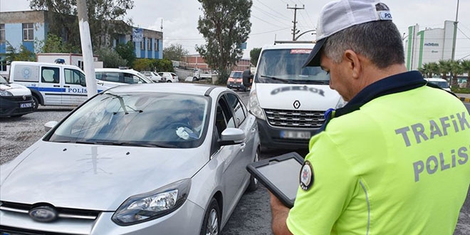 Araç kullanırken sigara içenlere uyarı