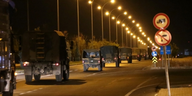 Şanlıurfa'da Suriye sınırına askeri sevkiyat