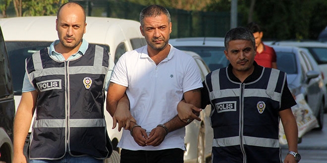 Korna çaldığı için polisin oğlunu bıçakladı