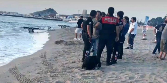Hırsızlık şüphelisi denize girerek kaçmaya çalıştı, sahile gelince yakalandı