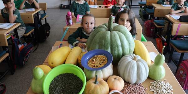 Öğrenciler ata tohumu ile 42 kilogramlık bal kabağı yetiştirdi