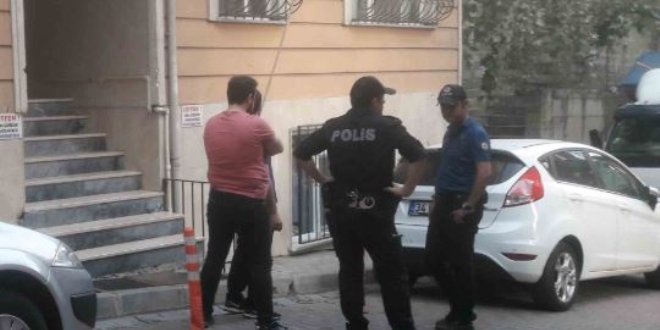 Silahını temizleyen polis memuru meslektaşını vurdu