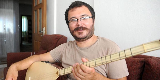 Emre öğretmen gönüllere dokunuyor