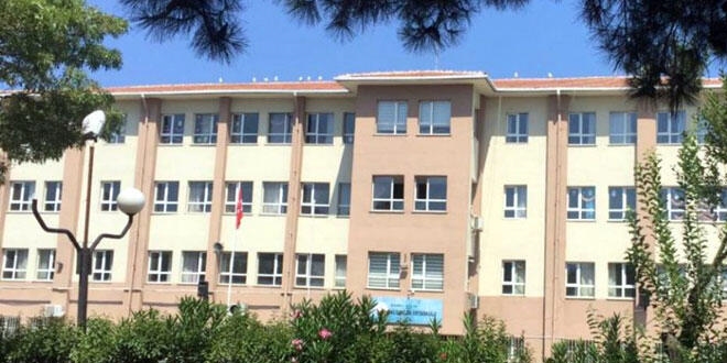 Avcılar'da binaları riskli bulunan 2 okul yarın tatil