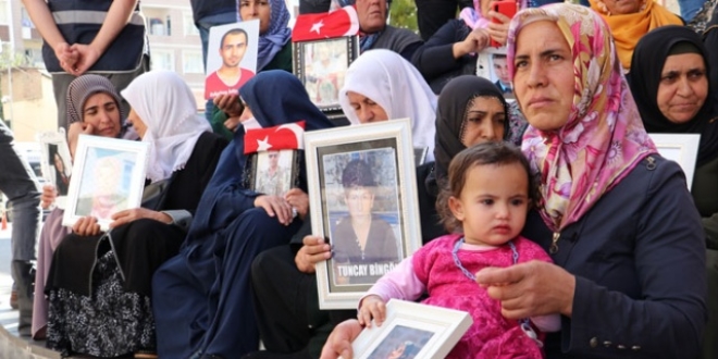 1,5 yaşındaki çocuğuyla 'Hayal'ini arıyor