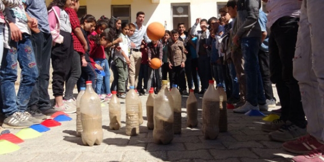 Öğretmenden öğrencilerine hoş sürpriz... Van usulü bowling
