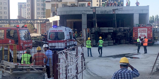 Bağcılar'da vinç kamyonu devrildi