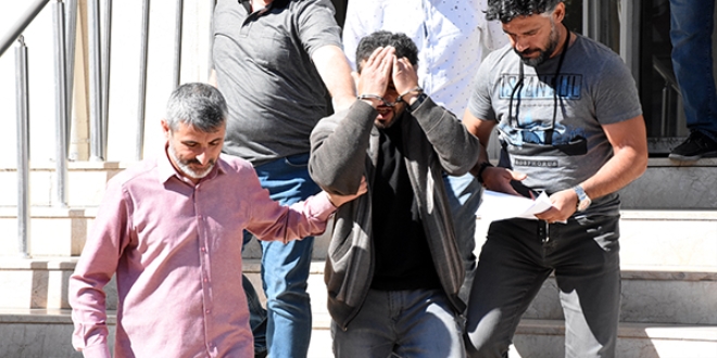 Polise yakalanmamak için evine kadın kılığında girip çıkmış