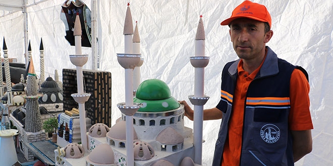 Çöpten tek tek topladıklarını, sanata dönüştürdü