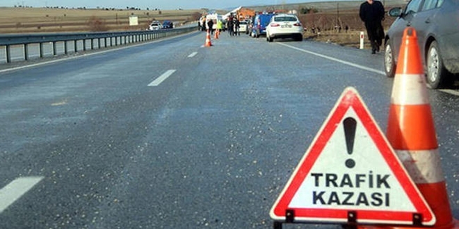 Antalya'da nar ykl kamyon devrildi: 3 l