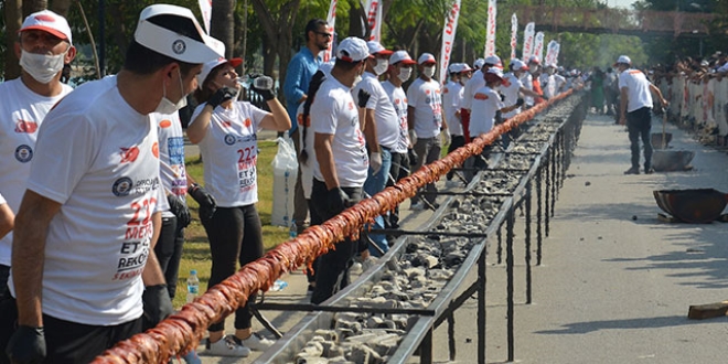 'Şişte et pişirme' rekoru 233,6 metre ile Adana'da