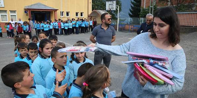 Üniversiteli Hasret, 3 bin çocuğun yüzünü güldürdü