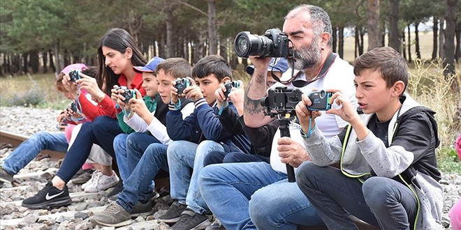 Köy köy dolaşıp öğrencilere fotoğrafçılığı öğretiyor