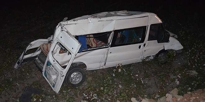 Hatay'da minibüs tarlaya yuvarlandı: 10 yaralı