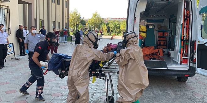 Metan gazından etkilenen köylüler hastanelere kaldırılıyor
