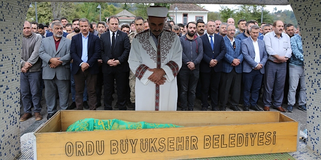 Kalp krizinden ölen 8 yaşındaki çocuk toprağa verildi