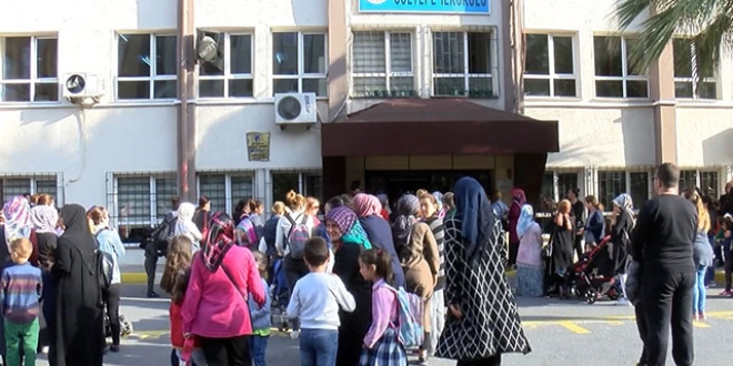 Küçükçekmece'de velilerden okul önünde eylem