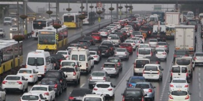 İstanbul'da yağmur ve kazalar trafiği felç etti