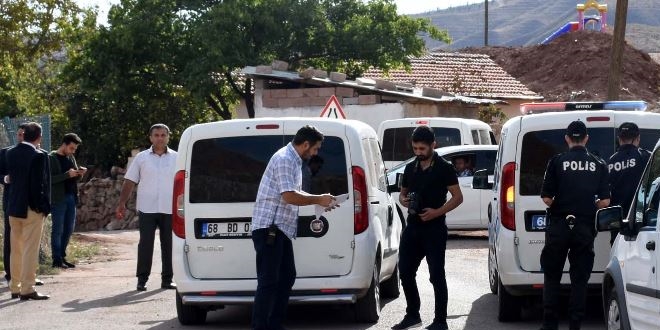 Polis, kendisini darbeden zanlıyı kaçarken silahla vurdu