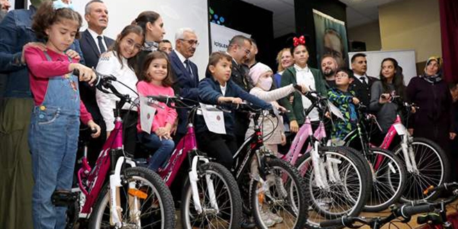 Sürücülere not veren öğrenciler ödüllendirildi