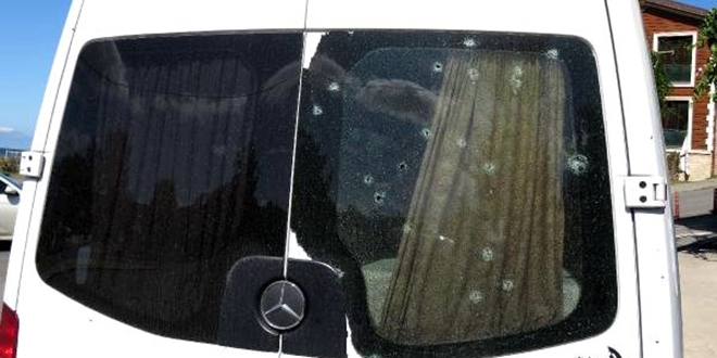 İçinde öğrenci bulunan servis aracına kurşun yağmuru