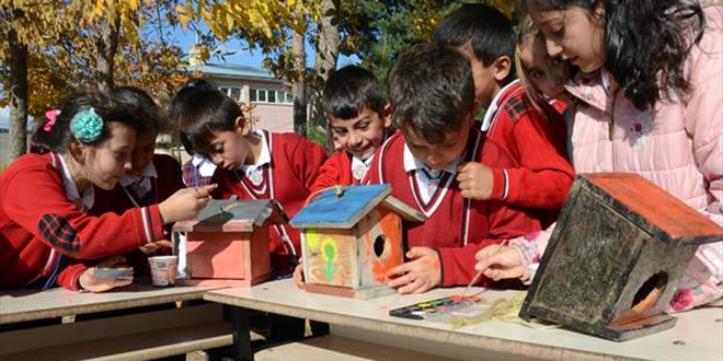 Okul bahçesindeki ağaçlara 'sevgi yuvaları' yaptılar