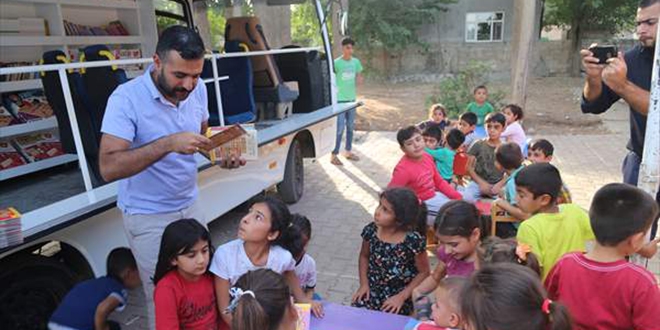 Minibüsle köy çocuklarına kitap taşıyorlar