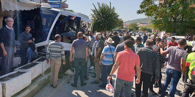 Bir garip kaza! 4 araçta, 2 yaralı