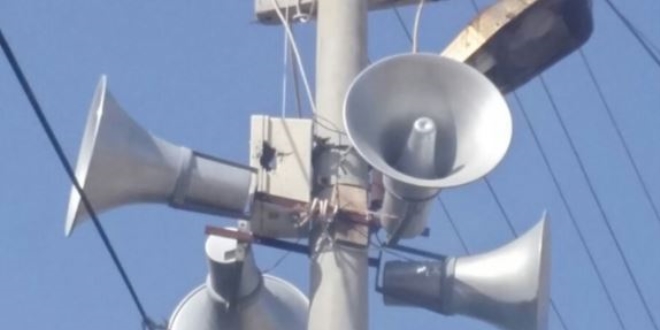 Belediye'ye ait hoparlörlerden mehter marşları çalınıyor