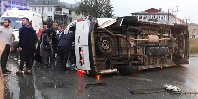 Trabzon'da yolcu minibüsü kaza yaptı: 20 yaralı