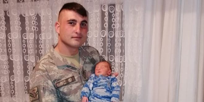 Yeni doğan oğlunu görüp, Suriye'deki görevine döndü