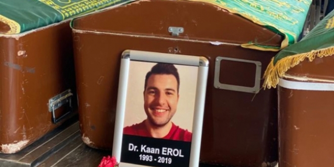 Meslektaşı tarafından öldürülen doktor toprağa verildi