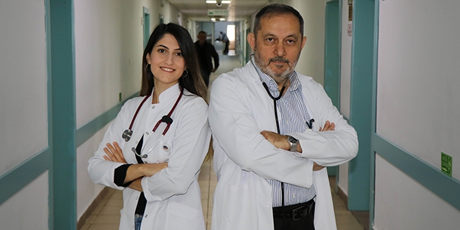 Baba-kız doktorlar aynı hastanede şifa dağıtıyor