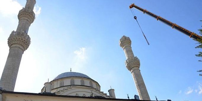 Deniz kabuuyla cami, kalem gibi demirle minare