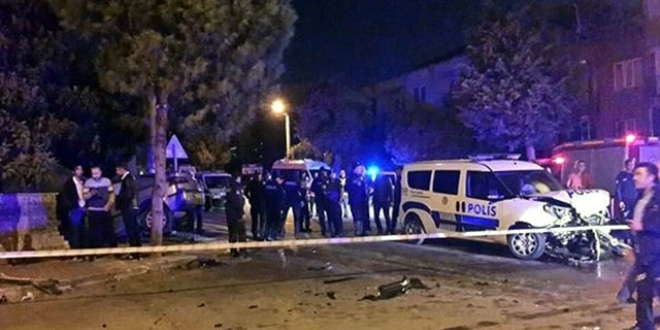 Alkollü sürücü, ekip otosuna çarptı: 2'si polis, 3 yaralı
