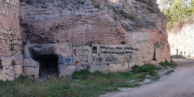 2 bin yıllık surlara, sprey boyalı saygısızlık