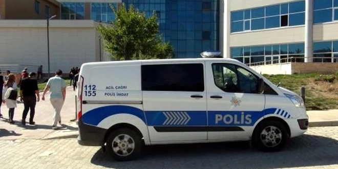 Üniversite yerleşkesinde pompalı tüfekle havaya ateş açtı
