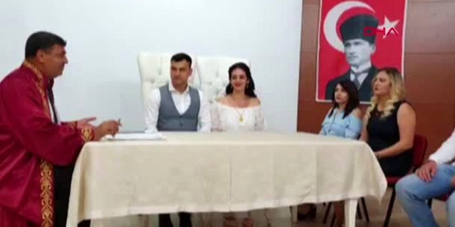 20 yıllık memur, oğlunun da nikahını kıydı