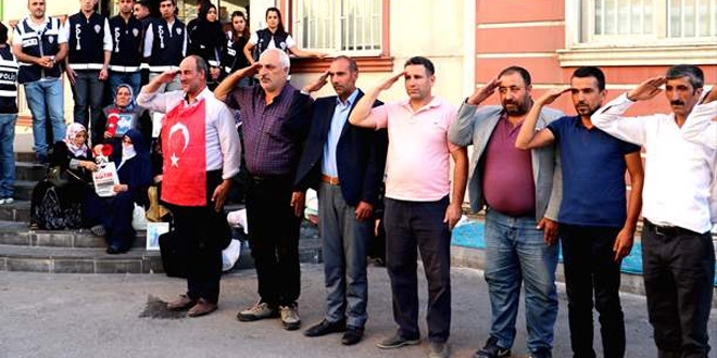HDP önünde oturma eylemi yapan ailelerden asker selamı
