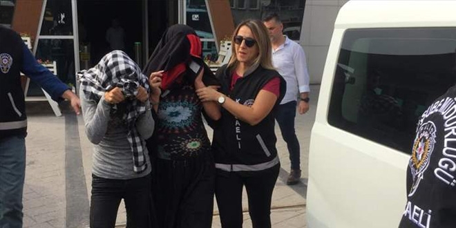 Hırsızlık yaparken ev sahibine yakalandılar