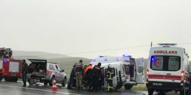 Tunceli'de hafif ticari araç ile tır çarpıştı: 4 ölü, 1 yaralı