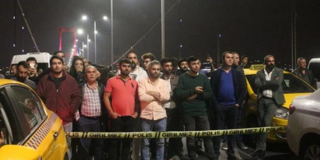Elindeki silahla 15 Temmuz Şehitler Köprüsü'nde trafiği durdurdu