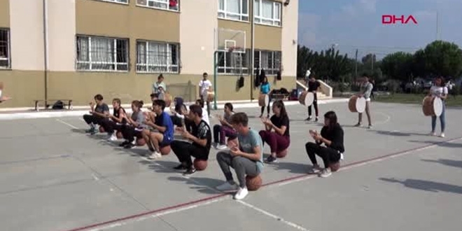 Beden eğitimi ile müzik dersini birleştirip, akademik başarıyı artırdılar