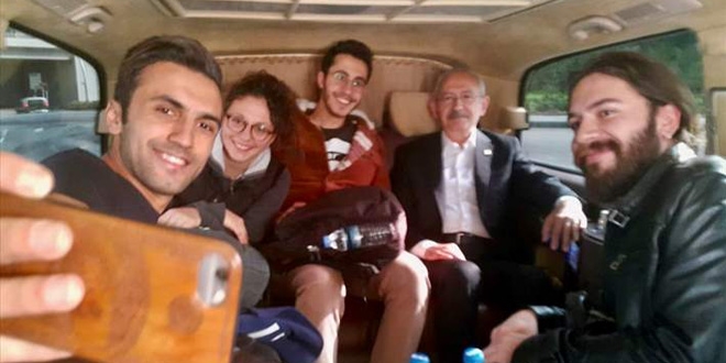 Kılıçdaroğlu, otostop çeken öğrencileri kampüse bıraktı