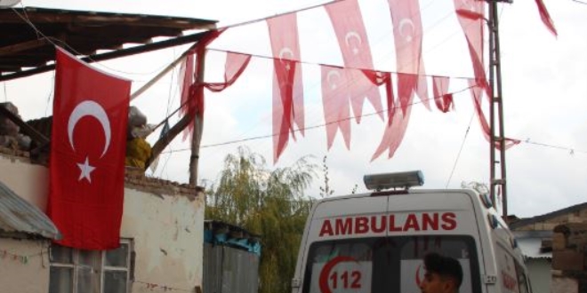 Erzurumlu şehidin baba evine Türk bayrağı asıldı