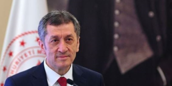 Bakan Selçuk'tan öğretmene teşekkür telefonu