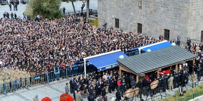 Şehit cenazesinde de protokol uygulandı