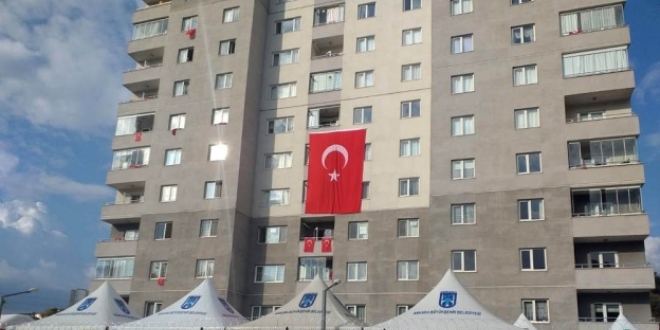 Şehit askerin babaevine Türk bayrakları asıldı