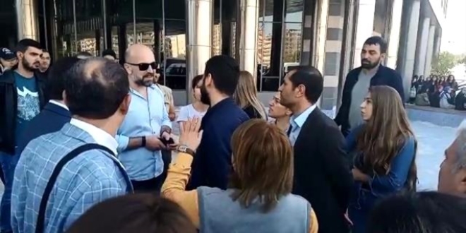 Polisin kolunu ısırmıştı, şimdi de hakaret etti